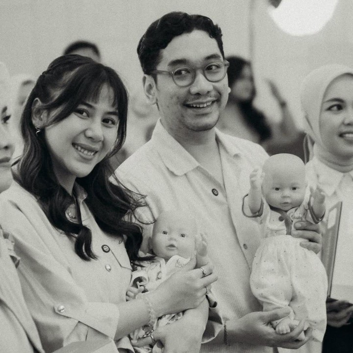 <p>Adinda Thomas mengumumkan kehamilan pertamanya pada pertengahan bulan Maret lalu. Pada awal April, Dinda dan suaminya menggelar acara <em>gender reveal</em> sederhana untuk mengumumkan bahwa keduanya bakal dikaruniai seorang bayi laki-laki. Tak lama kemudian, pasangan ini mengadakan acara tasyakuran empat bulan kehamilan yang sederhana. (Foto: Instagram @adindathomas)</p>