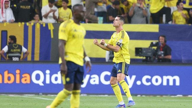 Cristiano Ronaldo mencetak gol saat Al Nassr menang 2-0 atas Al Ahli dalam laga lanjutan Saudi Pro League, Kamis (30/4) dini hari WIB.