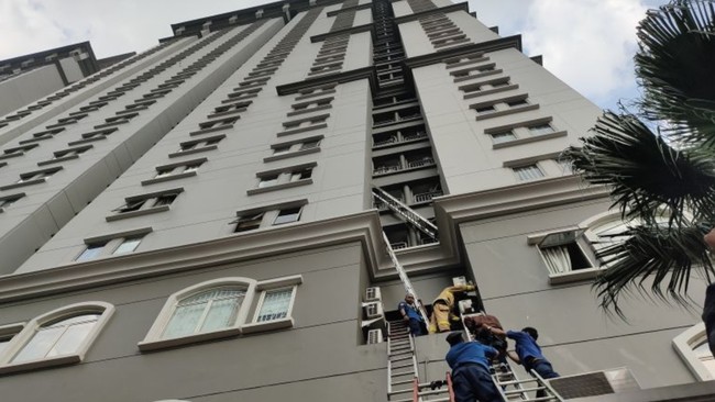 Hingga pukul 10.00 WIB, petugas pemadam masih mengevakuasi penghuni Apartemen Mediterania, Tanjung Duren, Jakarta Barat, yang terjebak akibat kebakaran.