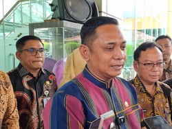 Plt Bupati Bekasi Jenguk 11 Korban Kecelakaan Kereta, Beri Santunan