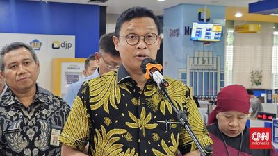 Direktur Jenderal Pajak Kementerian Keuangan Bimo Wijayanto di KPP Madya Jakarta Pusat, Kamis (30/4).
