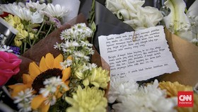 Rangkaian Bunga Hiasi Stasiun Bekasi Timur, Kenang Korban Kecelakaan