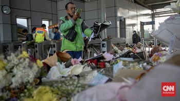 FOTO: Bunga dan Doa untuk Para Korban Kecelakaan Kereta di Bekasi