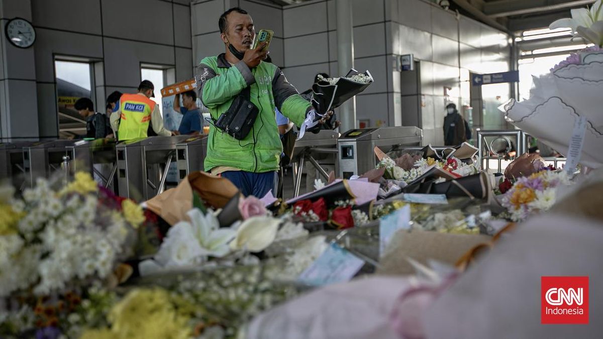 Foto: Bunga Dan Doa Untuk Para Korban Kecelakaan Kereta Di Bekasi
