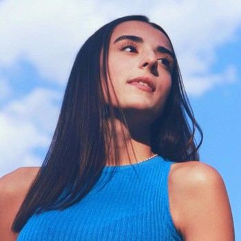 5 Ciri Kepribadian Orang yang Suka Warna Biru Menurut Psikolog