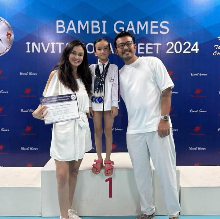 <p>Salma Jihane, putri pasangan artis Atiqah Hasiholan dan Rio Dewanto, memiliki bakat di bidang gymnastik. Hal ini dibuktikan dari prestasinya dalam ajang Bambi Games Invitational Meet 2024 di Bangkok, Thailand. Sebagai Bunda, Atiqah pun bangga dengan pencapaian sang putri. "Empat gold medali! Lelah ya nak? Perlahan kita sama-sama belajar tentang komitmen dan konsisten, ya. Karena itu adalah kunci dari hidup ini. Selamat ya, alhamdulillah," tulis Atiqah, dikutip dari akun Instagram<em> @atiqahhasiholan</em>. (Foto: Instagram @atiqahhasiholan)</p>