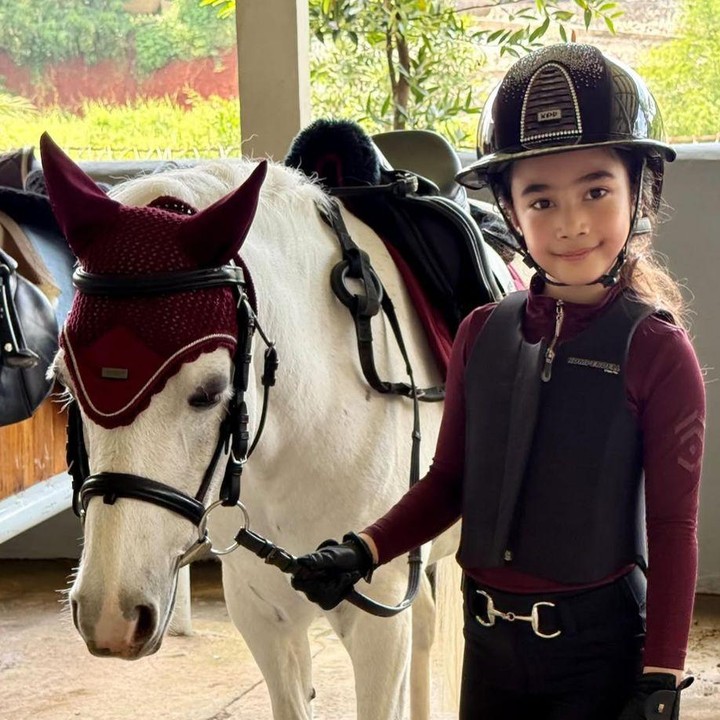 <p>Anak pertama Nabila Syakieb, Raqeema Argya Ardinal, memiliki hobi berkuda seperti sang Bunda. Raqeema diketahui sudah mulai menunggang kuda sebelum usia 5 tahun, lho. Bukan sekadar hobi, berkuda kini sudah menjadi bagian dari keseharian Raqeema dan pernah mengikuti kompetisi. (Foto: Instagram @nsyakieb85)</p>