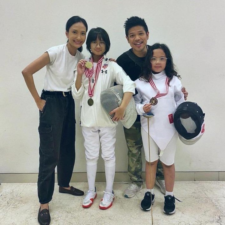 <p>Kedua anak Baim dan Artika Sari Devi, yaitu Sarah Abiela Ibrahim dan Zoe Ibrahim, dikenal sebagai atlet di cabang olahraga anggar, Bunda. Hal ini terlihat dari unggahan di Instagram yang memperlihatkan keduanya berhasil meraih medali di kelas masing-masing. Prestasi tersebut pun menjadi kebanggaan tersendiri bagi mereka. (Foto: Instagram @baimguitar)</p>
