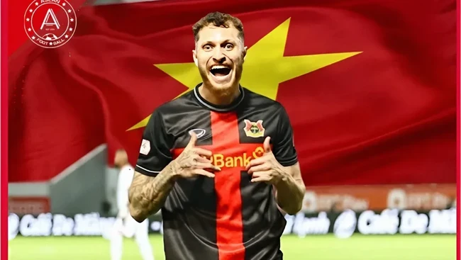 Timnas Vietnam resmi menaturalisasi striker Brasil, Geovane Magno, yang kini bernama Nguyen Tai Loc. Ia siap memperkuat lini depan di Piala AFF 2026.