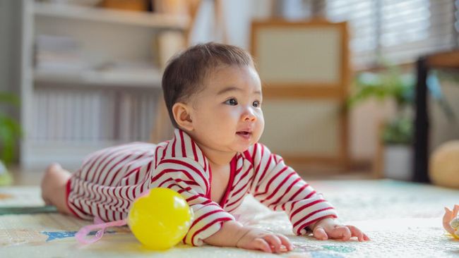 7 Tanda Gerakan Bayi yang Perlu Dipahami Orang Tua, Tarik Telinga hingga Kaki Menendang Terus