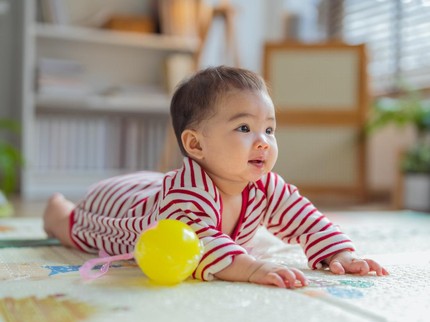 7 Tanda Gerakan Bayi yang Perlu Dipahami Orang Tua, Tarik Telinga hingga Kaki Menendang Terus