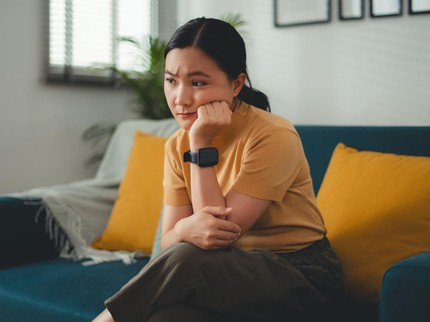 7 Tanda Orang Kesepian Meski Sudah Menikah dan Tips Menghadapinya