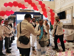 Jemaah Haji Indonesia Kloter Pertama Tiba di Makkah