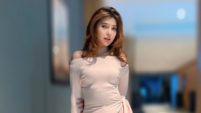 Finalis Puteri Indonesia 2024 perwakilan Riau, Jeni Rahmadial Fitri, ditangkap polisi atas dugaan malapraktik facelift hingga membuat korban cacat permanen.