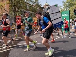 Peserta London Marathon Ini Lari Sambil Gendong Kulkas 25 Kg, Alasannya Bikin Haru