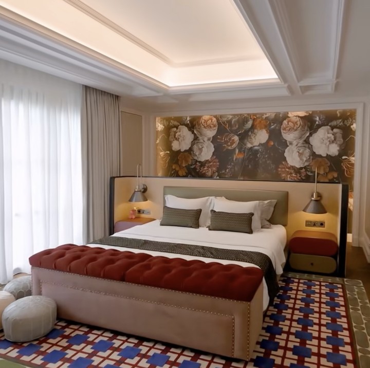 <p>Pasangan Bunga Citra Lestari (BCL) dan Tiko Aryawardhana baru selesai merenovasi rumahnya. Ruang kamar tidur utama&nbsp;direnovasi dengan desain elegan nan mewah, yang didominasi bahan kayu cokelat gelap. Di sekitar tempat tidur, pasangan ini menggunakan warna yang lebih cerah dengan menempatkan banyak furnitur minimalis. BCL dan suami juga membangun <em>walk in closet</em>&nbsp;yang cukup besar di ruangan ini, Bunda.&nbsp;(Foto: TikTok @kiaisauraa/wolipop)</p>