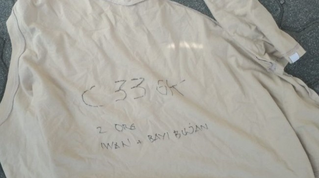 Arti tulisan pada baju itu adalah penghuni terjebak di lantai 23, kamar nomor 33, dan terdapat bayi.