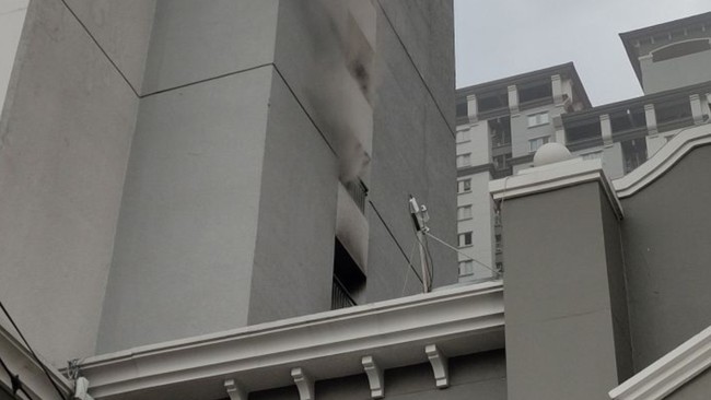 Kebakaran di Apartemen Mediterania, Jakarta Barat, diduga akibat korsleting listrik. 82 warga berhasil dievakuasi, api berhasil dipadamkan.
