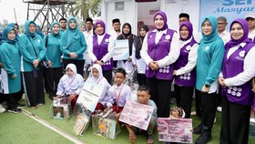 Ketum Posyandu Salurkan Bantuan & Ajak Senam Sehat Warga Huntara Aceh