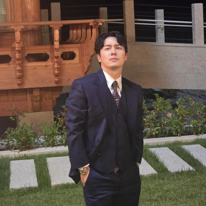 <p>Aktor Lee Jae Won memainkan peran unik sebagai elemen penting dalam drama Korea terbaru, <em>Perfect Crown</em>. Ia berperan sebagai Seong Tae Joo, kakak Seoun Hui Ju yang diperankan IU. (Foto: Instagram @good_is_good)</p>