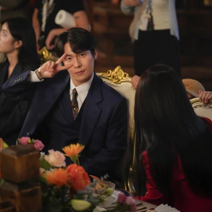<p>Seiring Lee Jae Won terus memikul tanggung jawab atas ketegangan drama dengan berperan sebagai sumber informasi yang dapat diandalkan sekaligus kakak laki-laki yang menyebalkan bagi IU, ekspektasi terhadap penampilannya di masa mendatang semakin meningkat.&nbsp;(Foto: Instagram @good_is_good)</p>