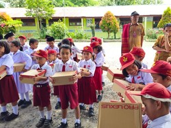 Legislator Gerindra Beri Bantuan Sepatu untuk Siswa di Kabupaten Samosir