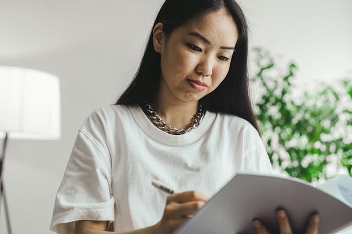 Orang dengan pikiran aktif biasanya tidak pernah benar-benar diam, selalu ada ide, rencana, atau hal yang dipikirkan. Bukannya berantakan, justru otak mereka bekerja cepat dan dinamis.