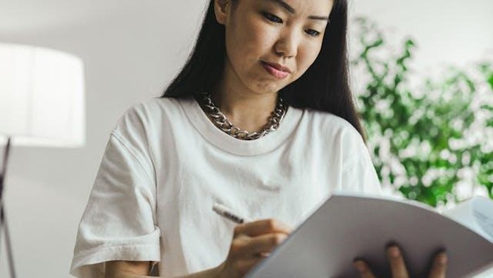 Orang dengan pikiran aktif biasanya tidak pernah benar-benar diam, selalu ada ide, rencana, atau hal yang dipikirkan. Bukannya berantakan, justru otak mereka bekerja cepat dan dinamis.