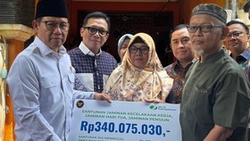 Menko PM Serahkan Manfaat BPJS Ketenagakerjaan ke Nur Ainia