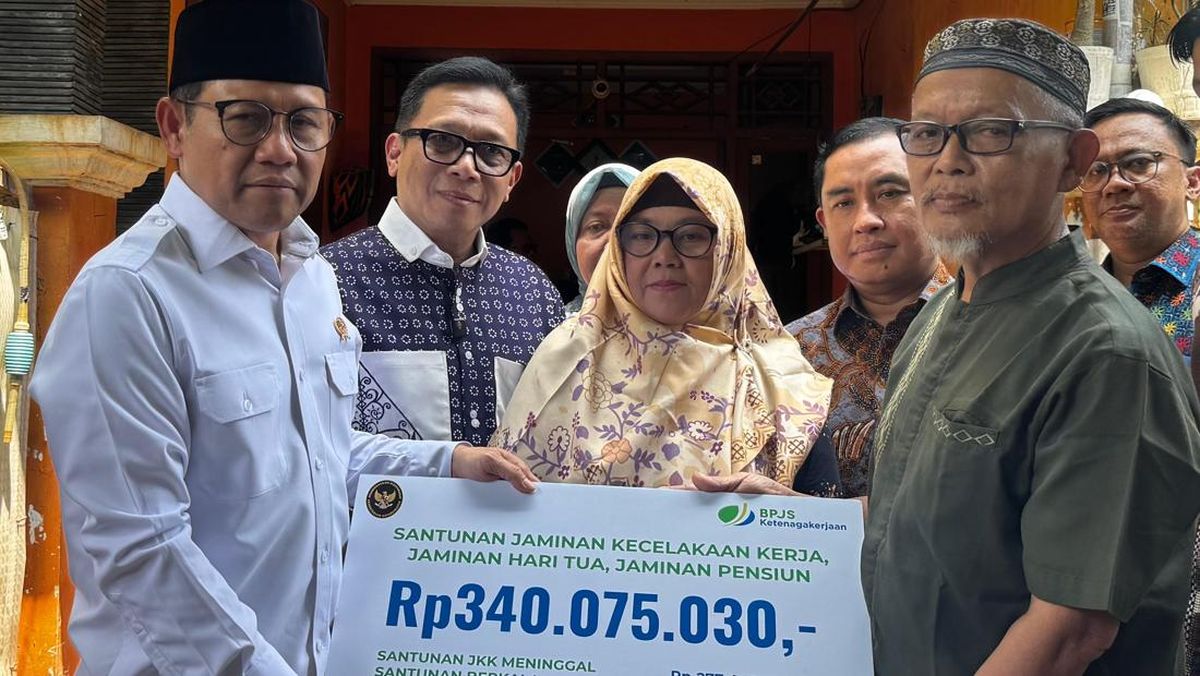 Menko PM Serahkan Manfaat BPJS Ketenagakerjaan ke Nur Ainia