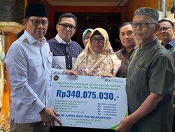 Kunjungi Rumah Nur Ainia, Menko PMK Serahkan Manfaat BPJS Ketenagakerjaan