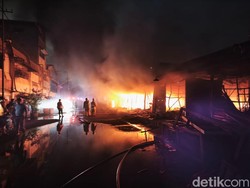 Suasana Terkini Kebakaran di Pasar Kanjengan Semarang, Api Masih Berkobar