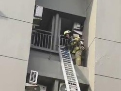 22 Mobil Damkar Dikerahkan Padamkan Kebakaran Apartemen di Tanjung Duren