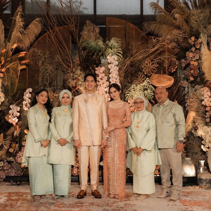 <p>Gadis kelahiran 2008 ini terlihat sigap mendampingi sang kakak di hari spesialnya. Tidak hanya saat hari pernikahan saja, saat prosesi lamaran pun Sherina tampak hadir dan setia memberikan dukungan, Bunda. (Foto: Instagram @sndihadju)</p>