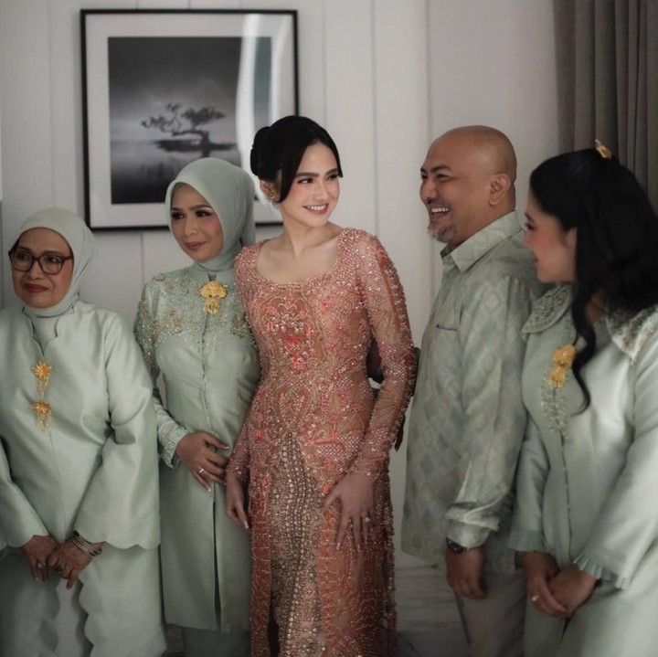 <p>Pada momen ini, Sherina terlihat begitu bahagia saat menemani Syifa di hari pertunangannya dengan El Rumi. Dalam potret yang dibagikan, ia tampil anggun mengenakan busana berwarna<em> sage green</em> yang membuat penampilannya tampak semakin elegan. (Foto: Instagram @sndihadju)</p>