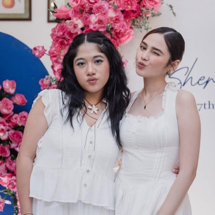 <p>Memiliki jarak usia delapan tahun dengan sang kakak, kedekatan Sherina dan Syifa tampak jelas dari berbagai momen yang dibagikan di Instagram. Seperti pada potret ini, Sherina terlihat berpose bersama Syifa saat merayakan ulang tahunnya, beberapa waktu lalu. (Foto: Instagram @sndihadju)</p>