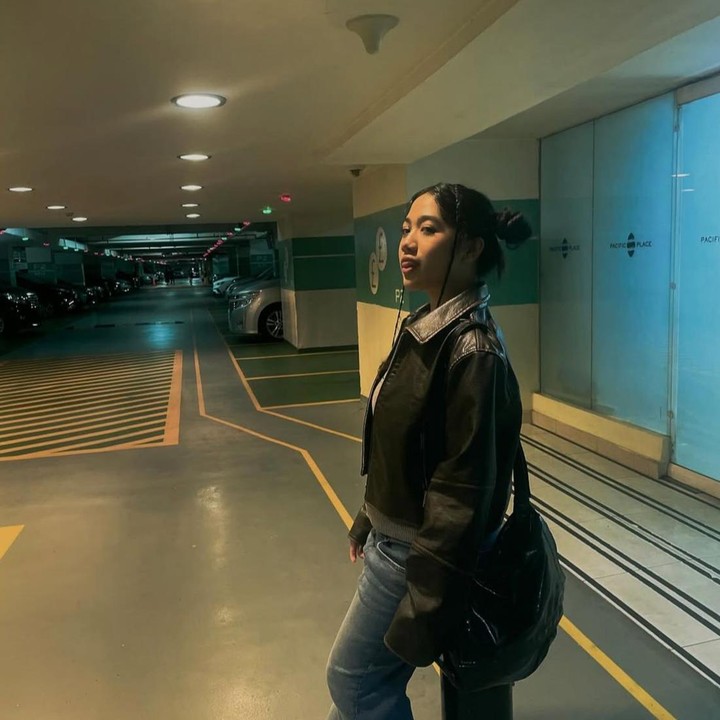 <p>Mengintip dari akun Instagram <em>@sherinahadjuu</em>, adik Syifa Hadju ini cukup aktif membagikan kesehariannya, Bunda. Ia kerap membagikan potret dirinya dengan gayanya yang tampak modis dan kekinian. (Foto: Instagram @sherinahadjuu)</p>