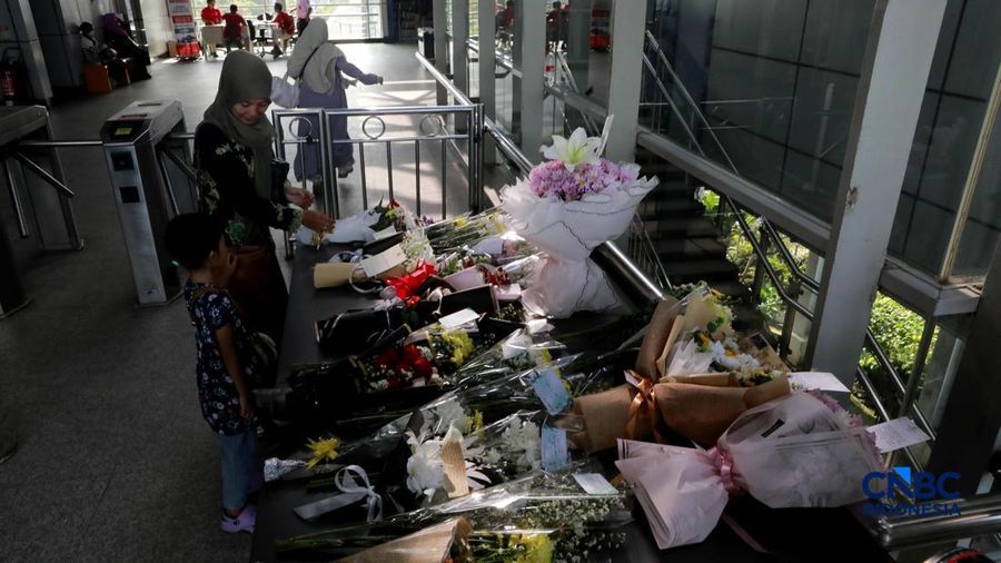 Suasana duka tetap meneyelimuti Stasiun Bekasi Timur di Bekasi, Jawa Barat, Kamis (30/4/2026). (CNBC Indonesia/Muhammad Sabki)