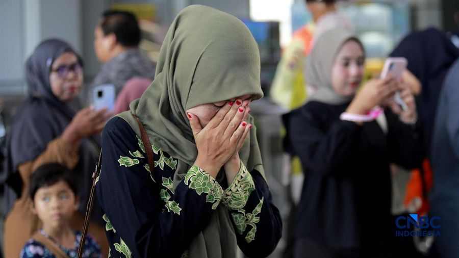 Suasana duka tetap meneyelimuti Stasiun Bekasi Timur di Bekasi, Jawa Barat, Kamis (30/4/2026). (CNBC Indonesia/Muhammad Sabki)