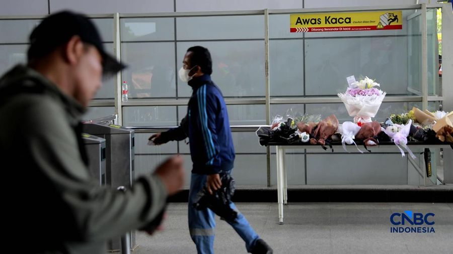 Suasana duka tetap meneyelimuti Stasiun Bekasi Timur di Bekasi, Jawa Barat, Kamis (30/4/2026). (CNBC Indonesia/Muhammad Sabki)