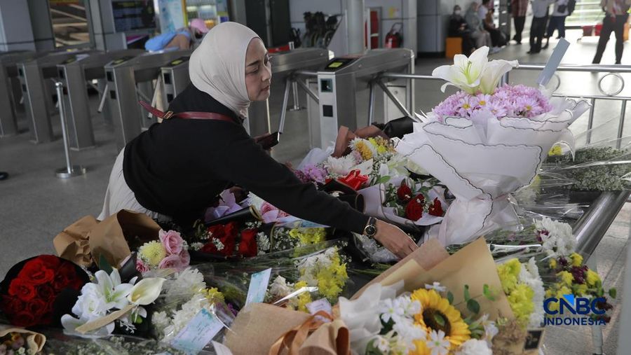 Suasana duka tetap meneyelimuti Stasiun Bekasi Timur di Bekasi, Jawa Barat, Kamis (30/4/2026). (CNBC Indonesia/Muhammad Sabki)