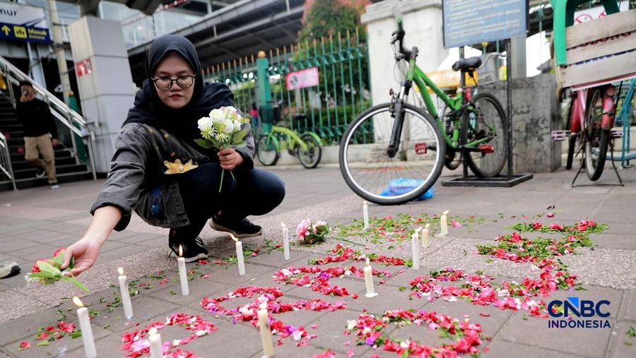 Suasana duka tetap meneyelimuti Stasiun Bekasi Timur di Bekasi, Jawa Barat, Kamis (30/4/2026). (CNBC Indonesia/Muhammad Sabki)