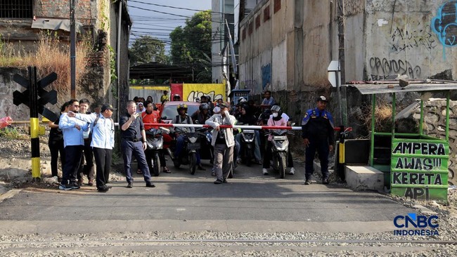 Perlintasan Ampera Bekasi Dipasang Palang Manual Usai Tabrakan Kereta