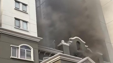 Penampakan Kebakaran Apartemen Mediterania, 19 Orang Dievakuasi