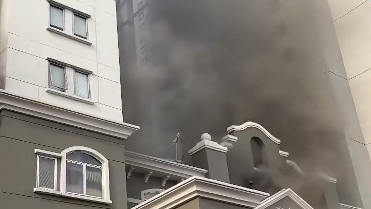 Penampakan Kebakaran Apartemen Mediterania, 19 Orang Dievakuasi