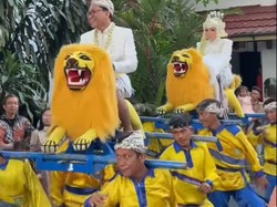 Pengantin Jalani Prosesi Adat Sunda Diarak Sisingaan Viral Jadi Sorotan