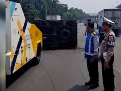 Truk Terbalik di Tol Padaleunyi KM 131, Lalu Lintas Sempat Macet