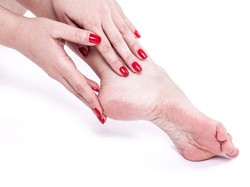 Tumit Kasar dan Retak? Ini 3 Cara Praktis yang Direkomendasikan Dermatologist
