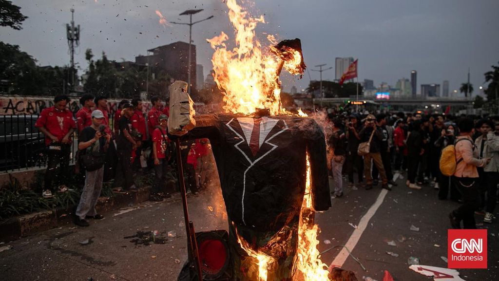 Seruan Kuat di Depan DPR: Massa Buruh dan Mahasiswa Bersatu Aksi May Day 2026