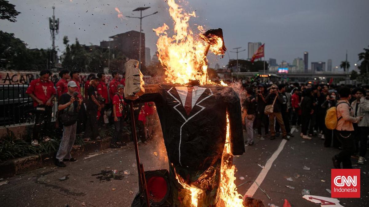 FOTO: Gabungan Massa Buruh Bersama Rakyat Aksi May Day di Depan DPR